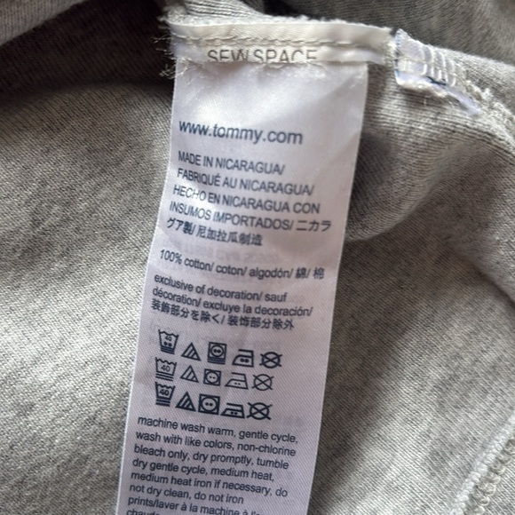 Tommy Hilfiger Gray V-Neck Tee – Size S | 100% Cotton | Classic Prep | - Picture 3 of 4